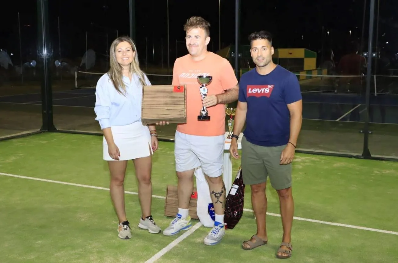 Foto 2 - Jairo y Bruno, y Paula y V&iacute;ctor, se adjudican el I Torneo de P&aacute;del de Fuentes de O&ntilde;oro