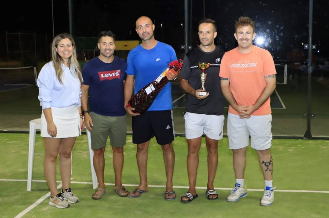 Jairo y Bruno, y Paula y Víctor, se adjudican el I Torneo de Pádel de Fuentes de Oñoro