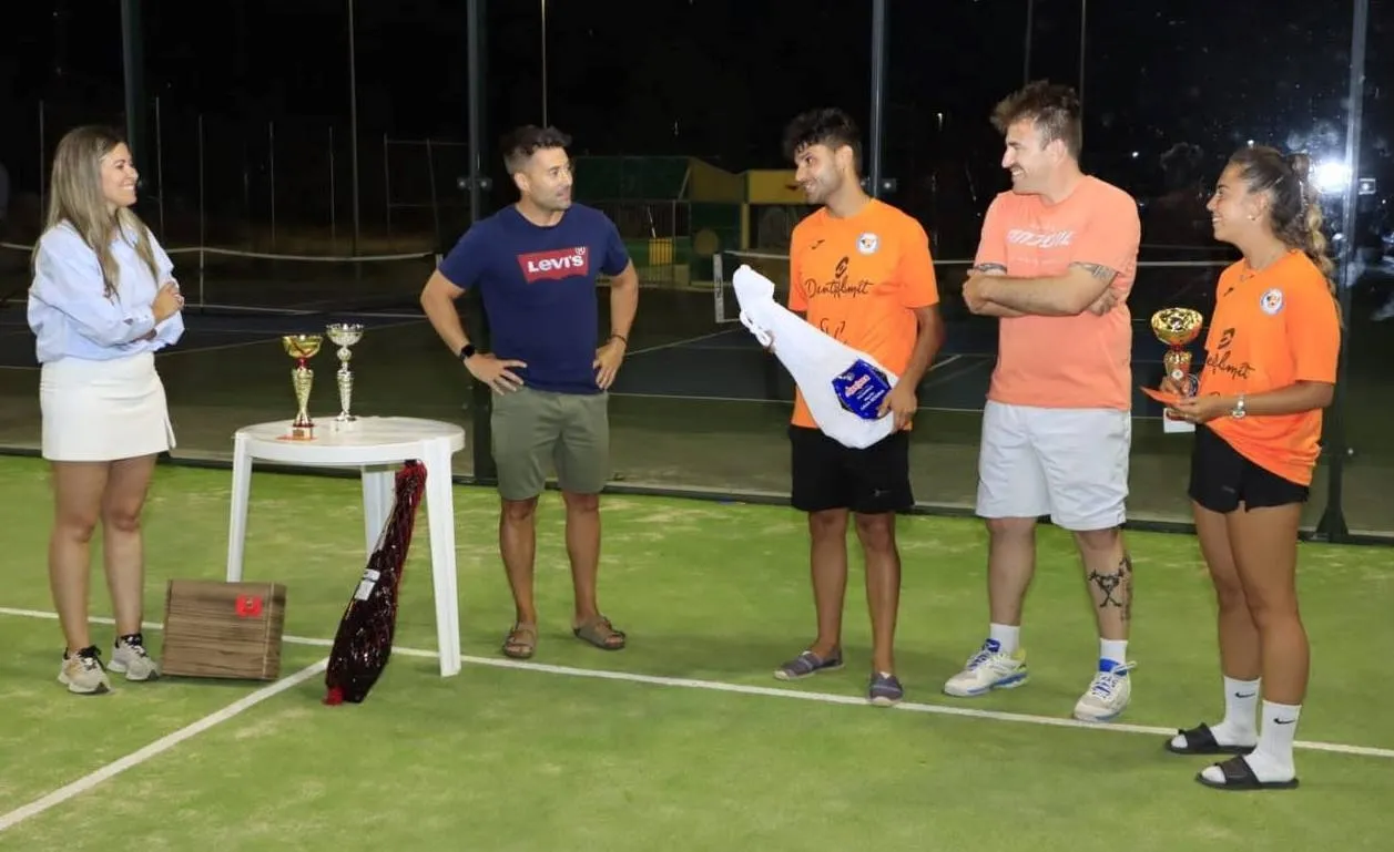 Foto 3 - Jairo y Bruno, y Paula y V&iacute;ctor, se adjudican el I Torneo de P&aacute;del de Fuentes de O&ntilde;oro