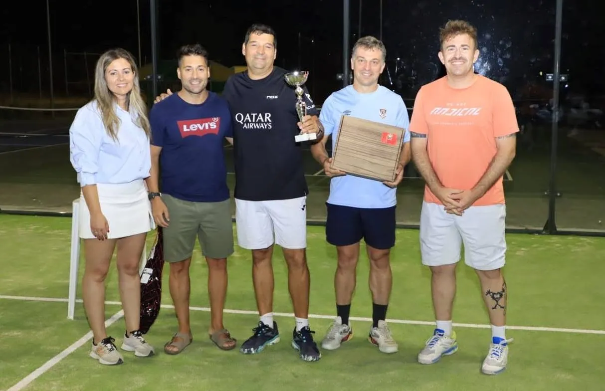 Foto 4 - Jairo y Bruno, y Paula y V&iacute;ctor, se adjudican el I Torneo de P&aacute;del de Fuentes de O&ntilde;oro