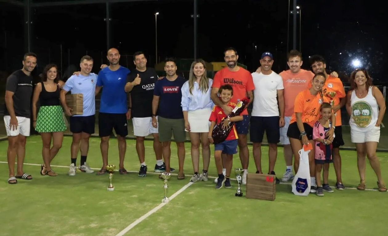 Foto 5 - Jairo y Bruno, y Paula y V&iacute;ctor, se adjudican el I Torneo de P&aacute;del de Fuentes de O&ntilde;oro