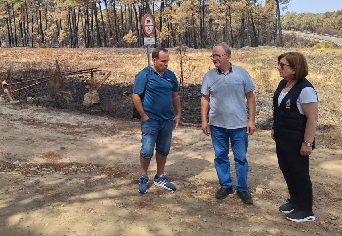 La subdelegada del Gobierno recorre la zona afectada por el incendio de El Payo