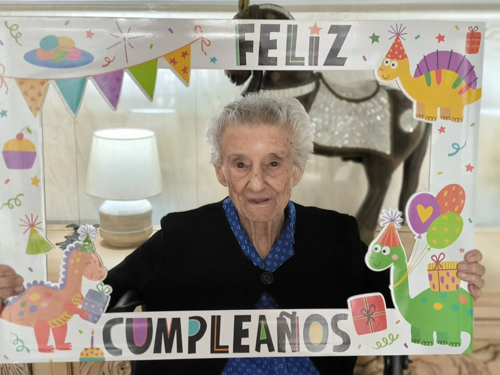 Ubalda por sus 105 años | FOTOS: Facebook residencia de Mayores Arapiles