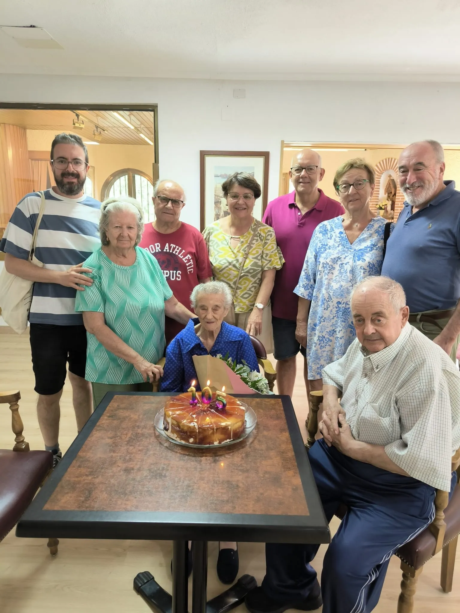 Ubalda por sus 105 años | FOTOS: Facebook residencia de Mayores Arapiles