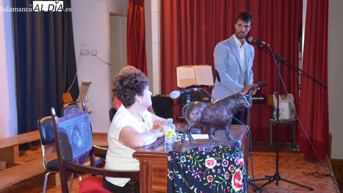 Foto 4 - Teruqui Robledo reivindica 'la universidad de la vida' en el preg&oacute;n de las fiestas de Lumbrales