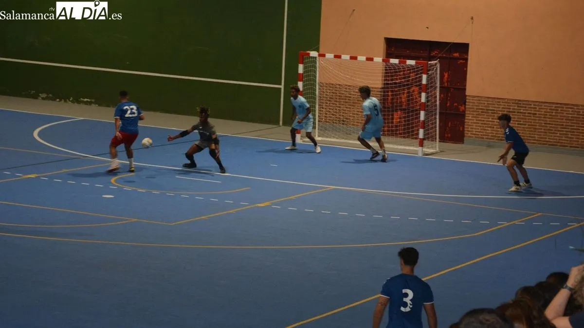 Foto 5 - El equipo del bar La Plaza se proclama campe&oacute;n del IV Torneo de f&uacute;tbol sala de Lumbrales