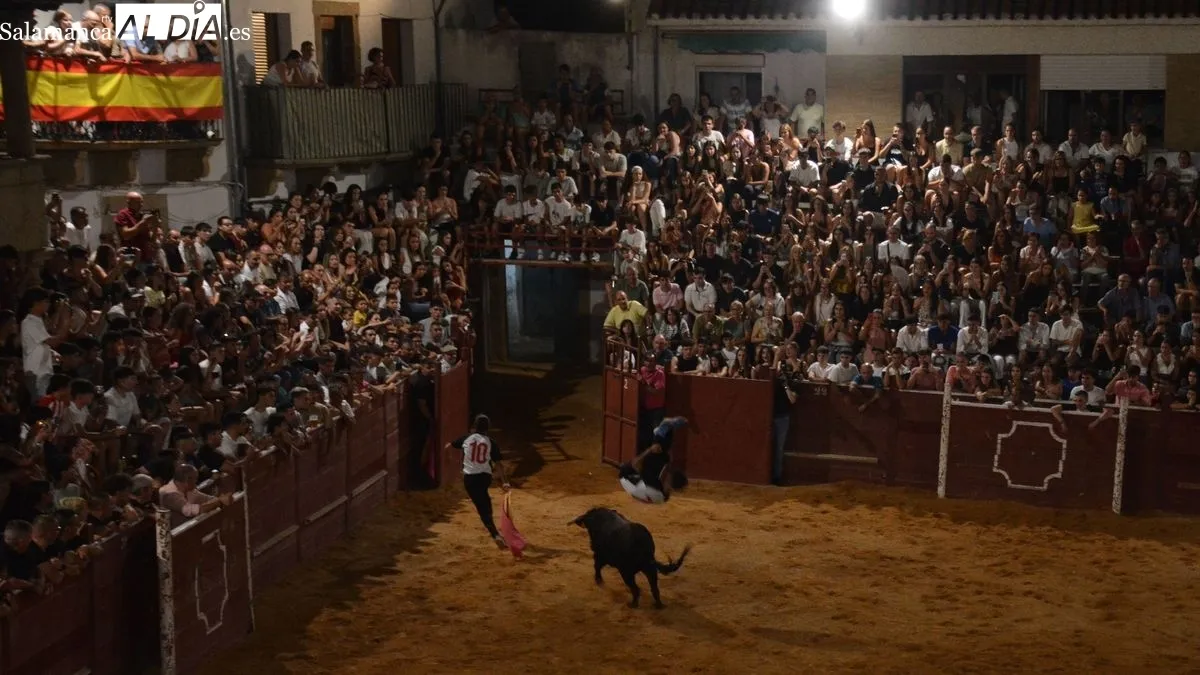 Foto 8 - El Concurso de Recortes llena la plaza de Lumbrales de p&uacute;blico y de expectaci&oacute;n