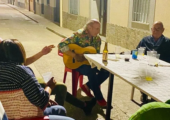 Foto 4 - La calle Mill&aacute;n y Caro de Macotera empieza a despedir el verano con una gran fiesta junto a m&aacute;s de cien personas