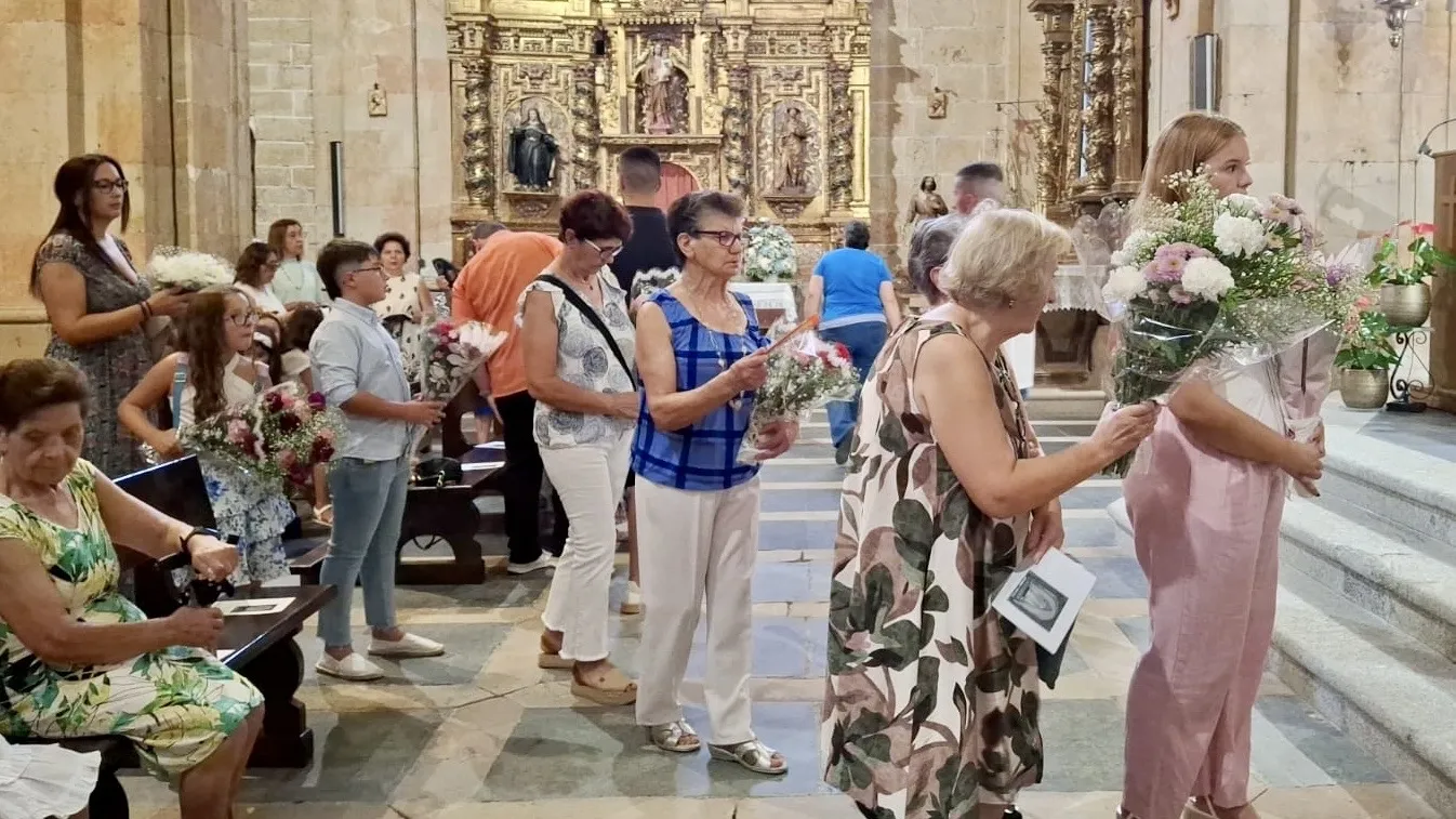 Foto 4 - Multitudinaria ofrenda floral a la Virgen de la Asunci&oacute;n en Cantalpino