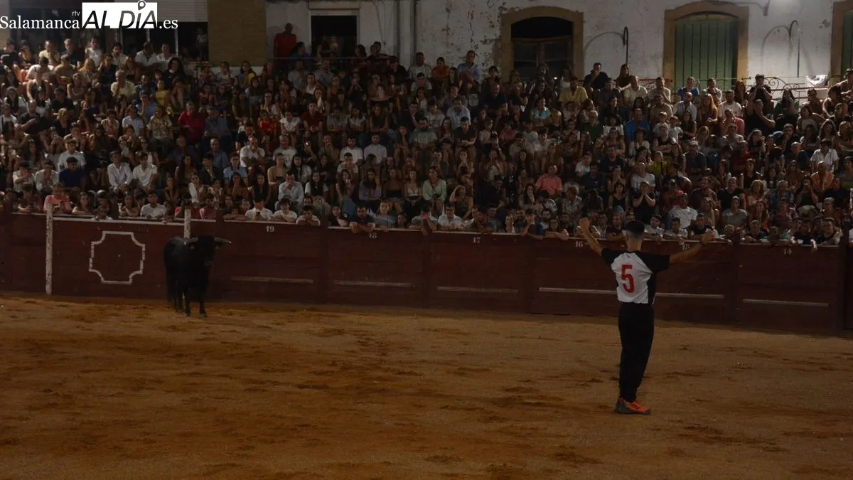 Foto 6 - El Concurso de Recortes llena la plaza de Lumbrales de p&uacute;blico y de expectaci&oacute;n