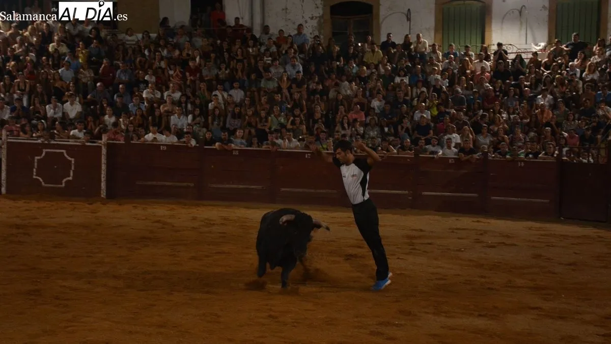 Foto 7 - El Concurso de Recortes llena la plaza de Lumbrales de p&uacute;blico y de expectaci&oacute;n