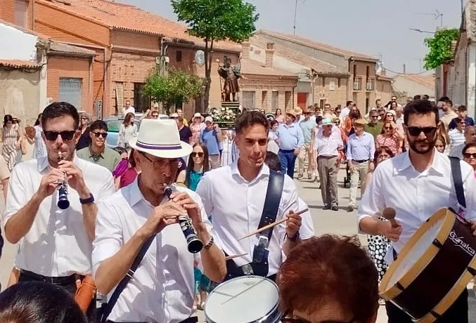 Foto 4 - Cantaracillo celebra en las calles el d&iacute;a grande de sus fiestas patronales en honor a San Roque