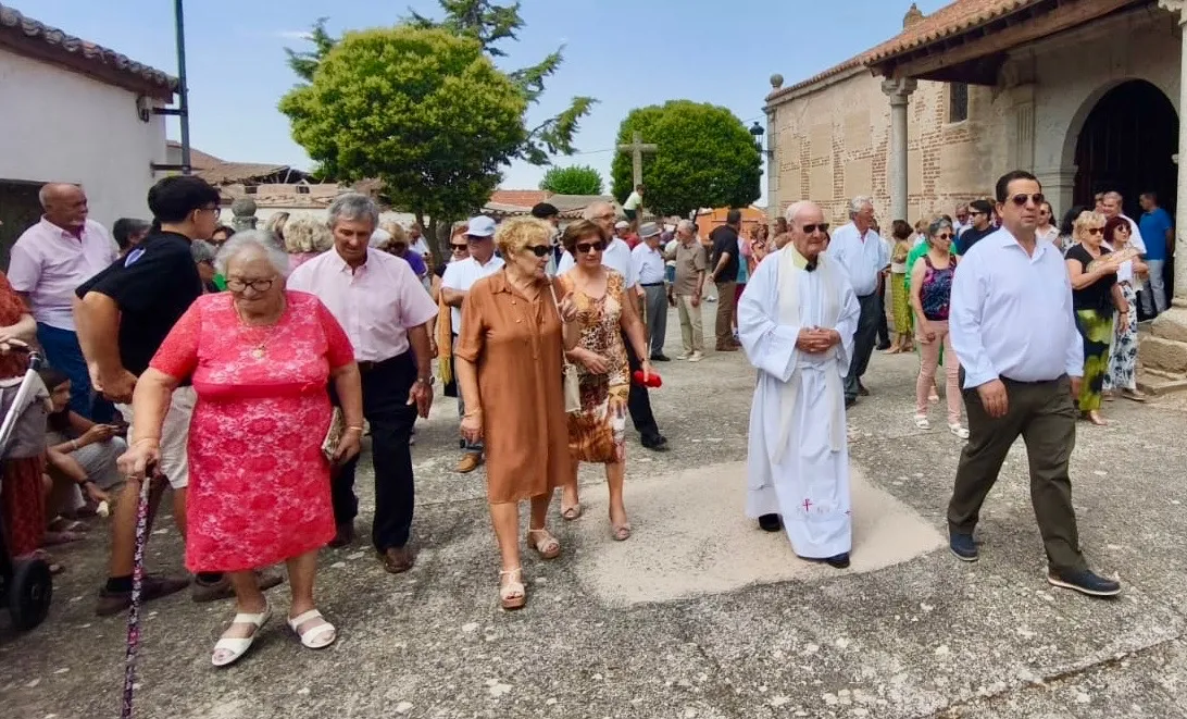 Foto 2 - Devoci&oacute;n y v&iacute;tores a Nuestra Se&ntilde;ora de la Asunci&oacute;n en su d&iacute;a grande en Cantaracillo