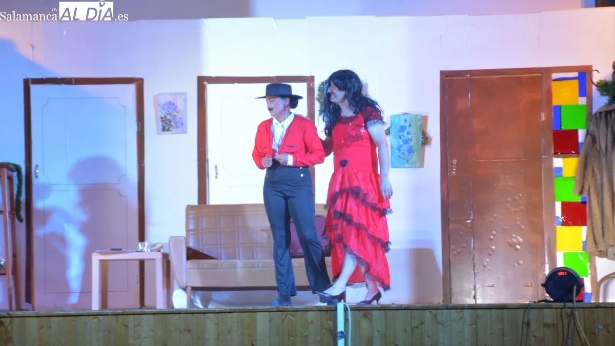 El público ha llenado el centro cultural para aplaudir al grupo de teatro local Fuentelera