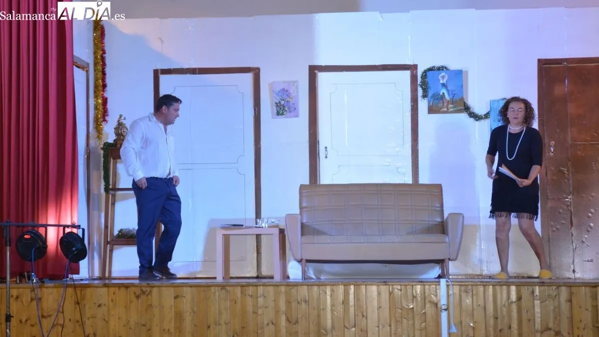 El público ha llenado el centro cultural para aplaudir al grupo de teatro local Fuentelera