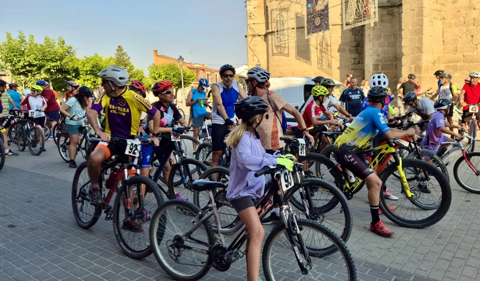 Foto 2 - Grandes y peque&ntilde;os disfrutan en familia durante la VII Vuelta Ciclista a Macotera