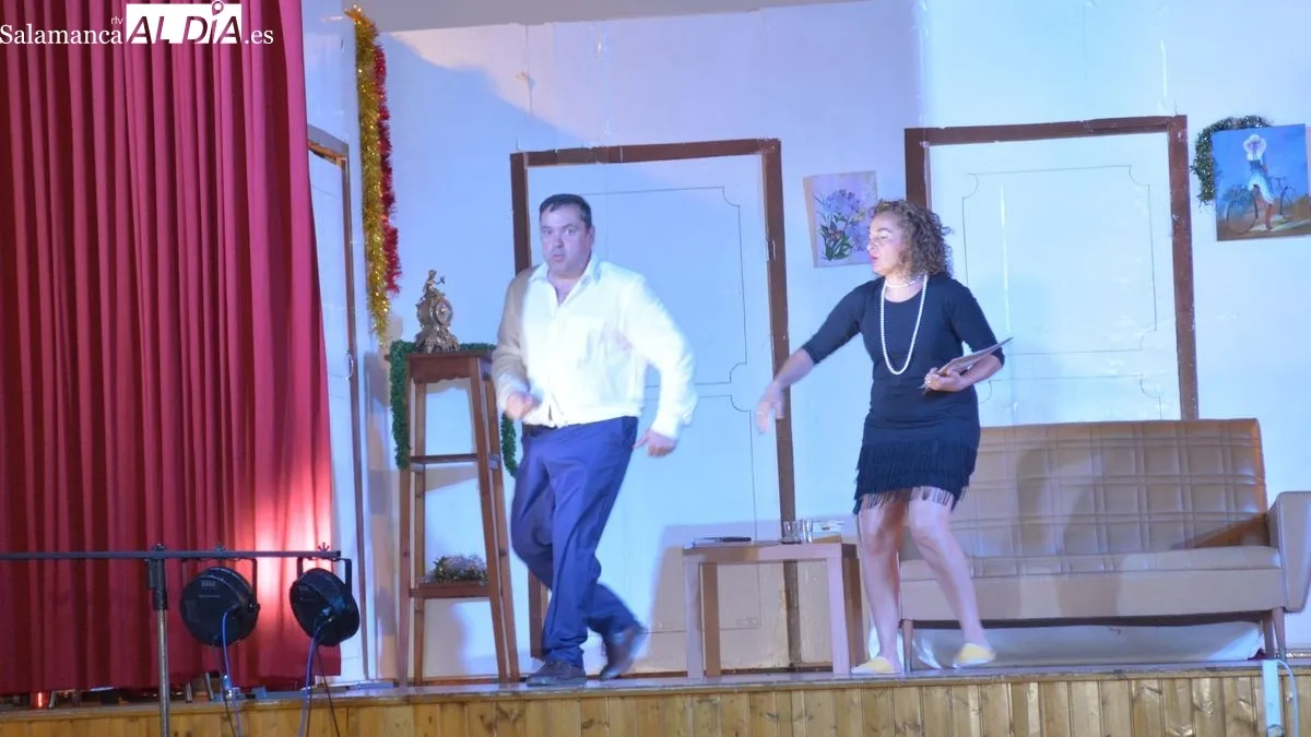 El público ha llenado el centro cultural para aplaudir al grupo de teatro local Fuentelera