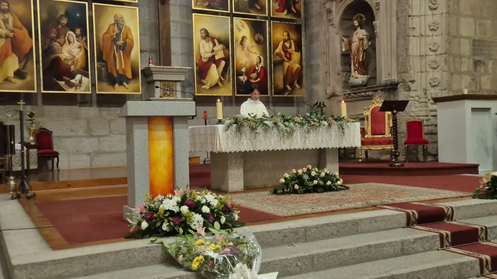 Foto 2 - Flores en honor a Santa Mar&iacute;a Reina, patrona de Pe&ntilde;aranda, en la previa a su d&iacute;a grande
