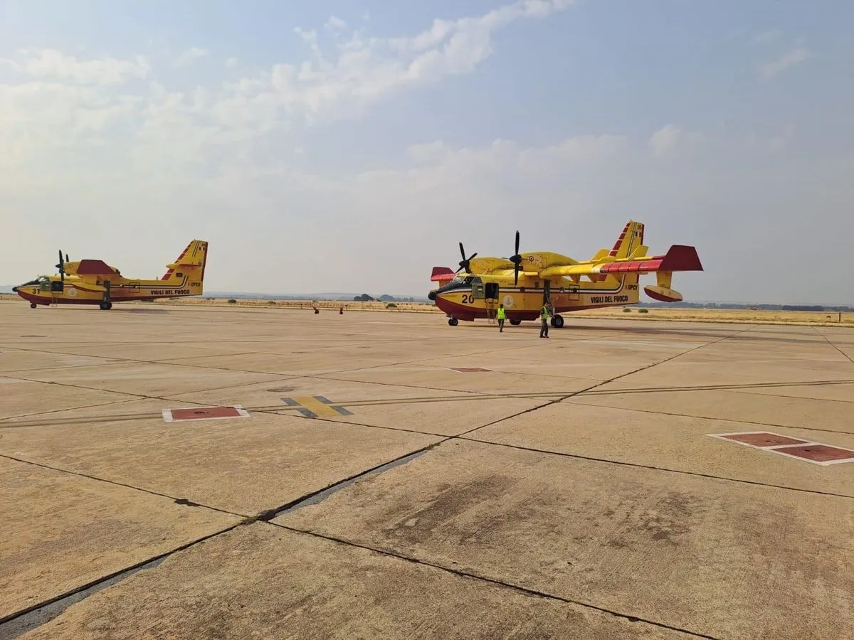 Foto 2 - Aterrizan en Matac&aacute;n dos hidroaviones italianos para la lucha contra los incendios