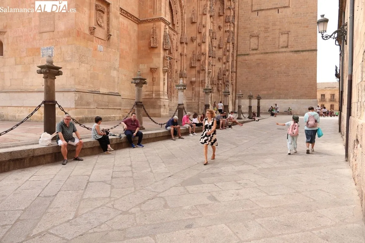 Ambiente en el centro de Salamanca al mediodía de este domingo. Fotos: David Sañudo