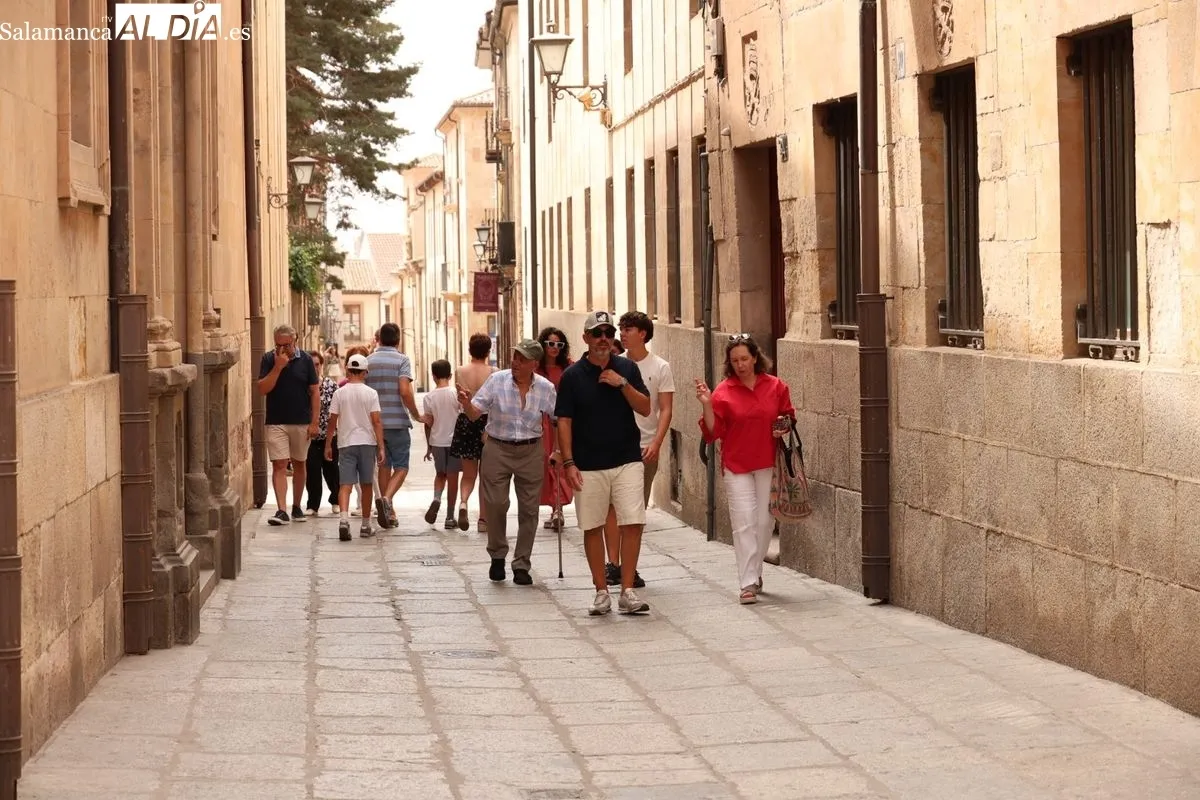 Ambiente en el centro de Salamanca al mediodía de este domingo. Fotos: David Sañudo