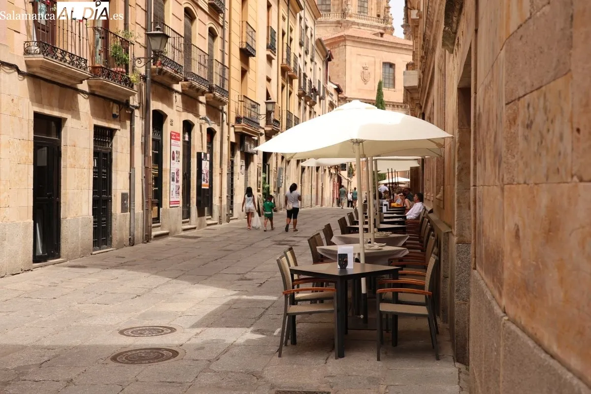 Ambiente en el centro de Salamanca al mediodía de este domingo. Fotos: David Sañudo
