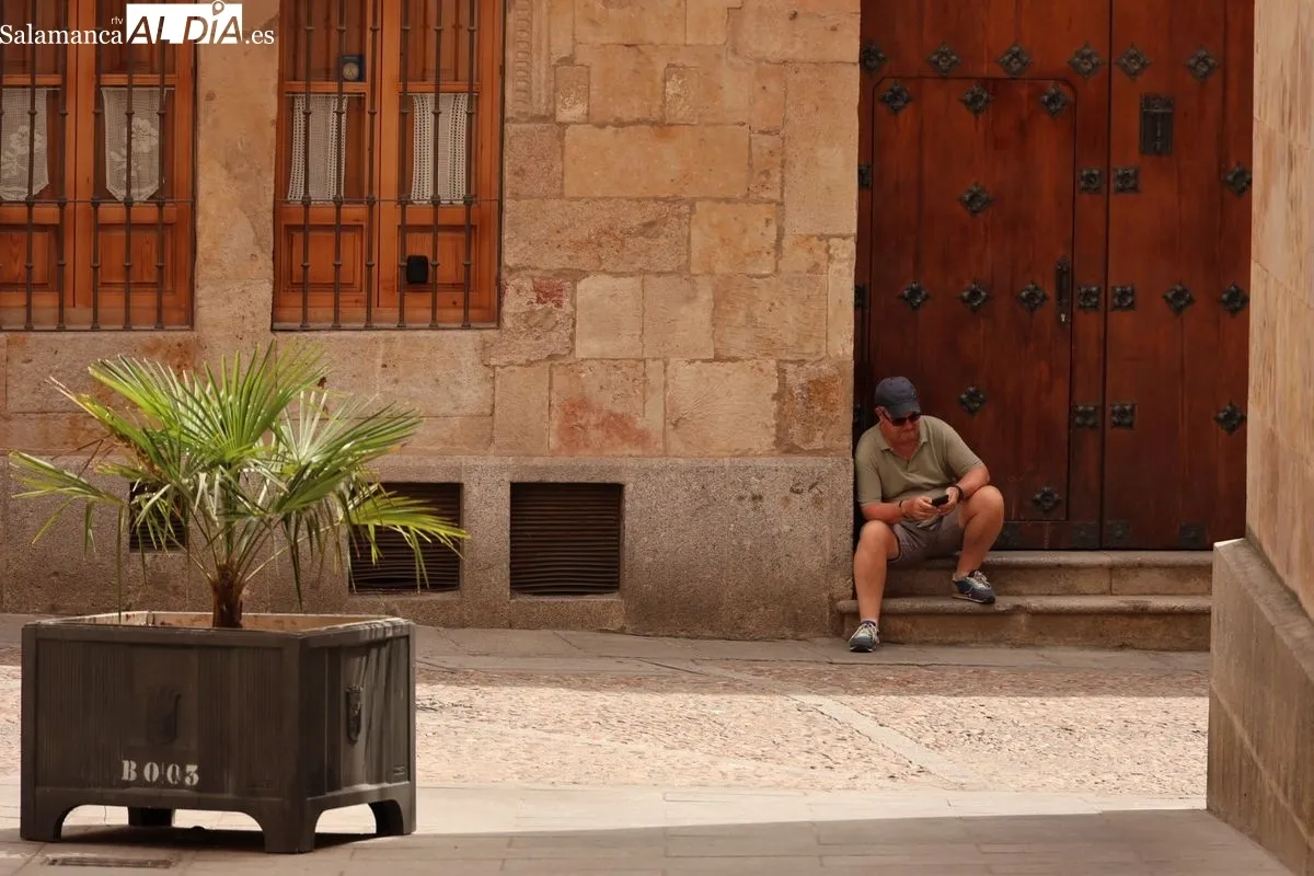 Ambiente en el centro de Salamanca al mediodía de este domingo. Fotos: David Sañudo