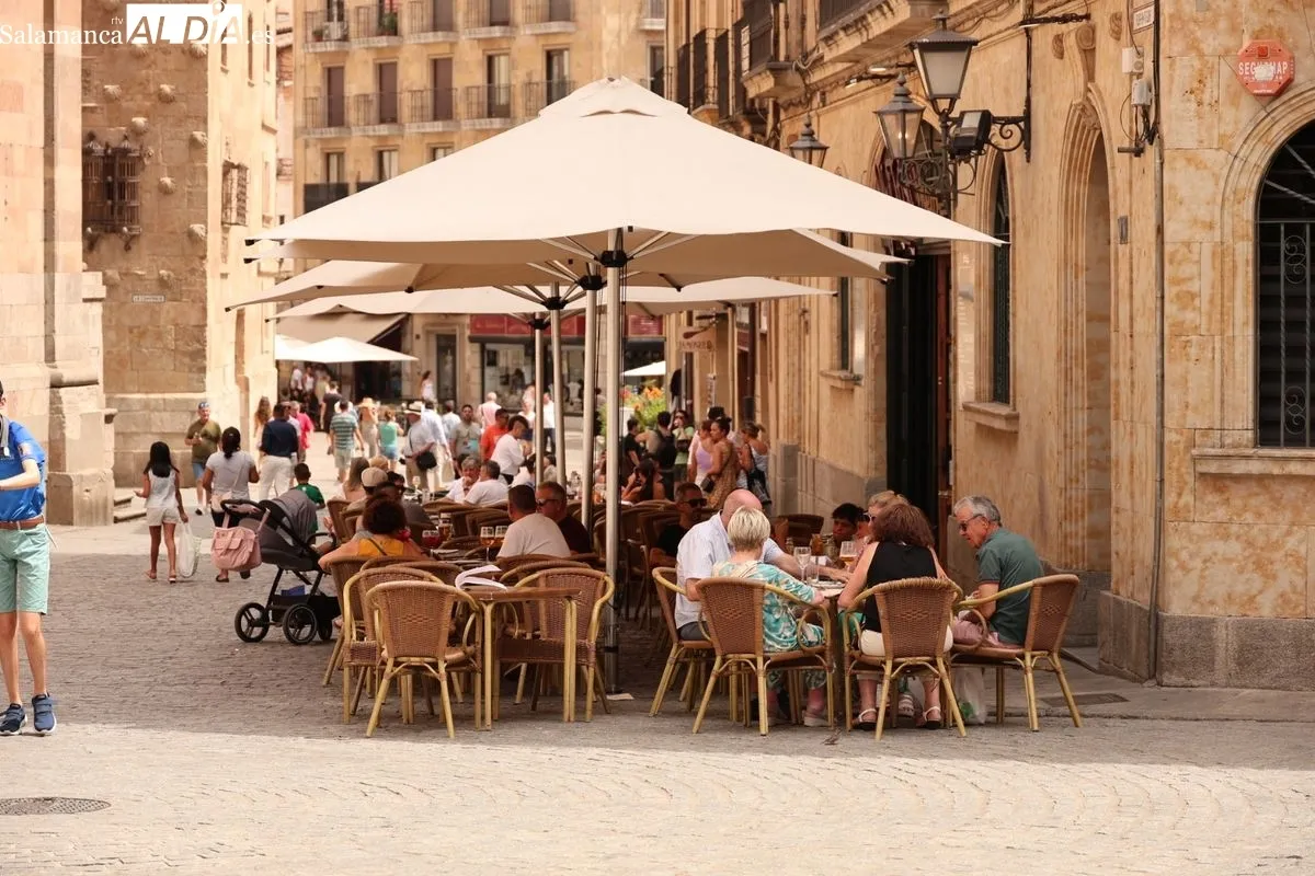 Ambiente en el centro de Salamanca al mediodía de este domingo. Fotos: David Sañudo