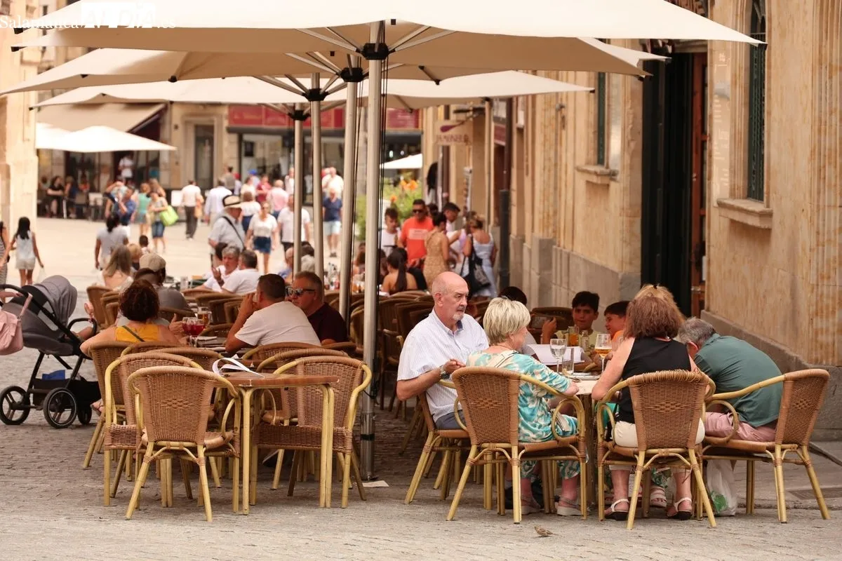 Ambiente en el centro de Salamanca al mediodía de este domingo. Fotos: David Sañudo