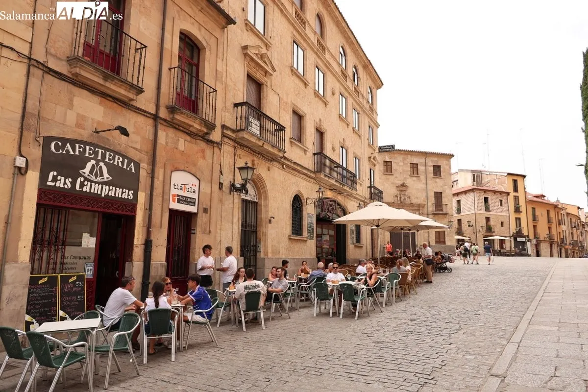Ambiente en el centro de Salamanca al mediodía de este domingo. Fotos: David Sañudo
