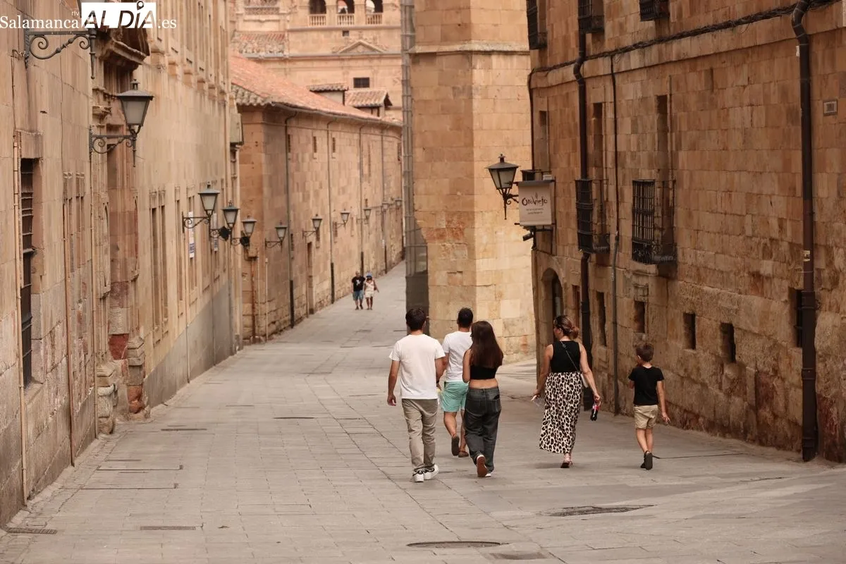 Ambiente en el centro de Salamanca al mediodía de este domingo. Fotos: David Sañudo