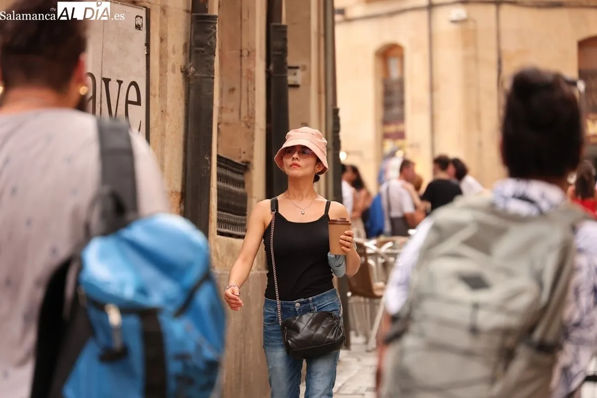 Ambiente en el centro de Salamanca al mediodía de este domingo. Fotos: David Sañudo