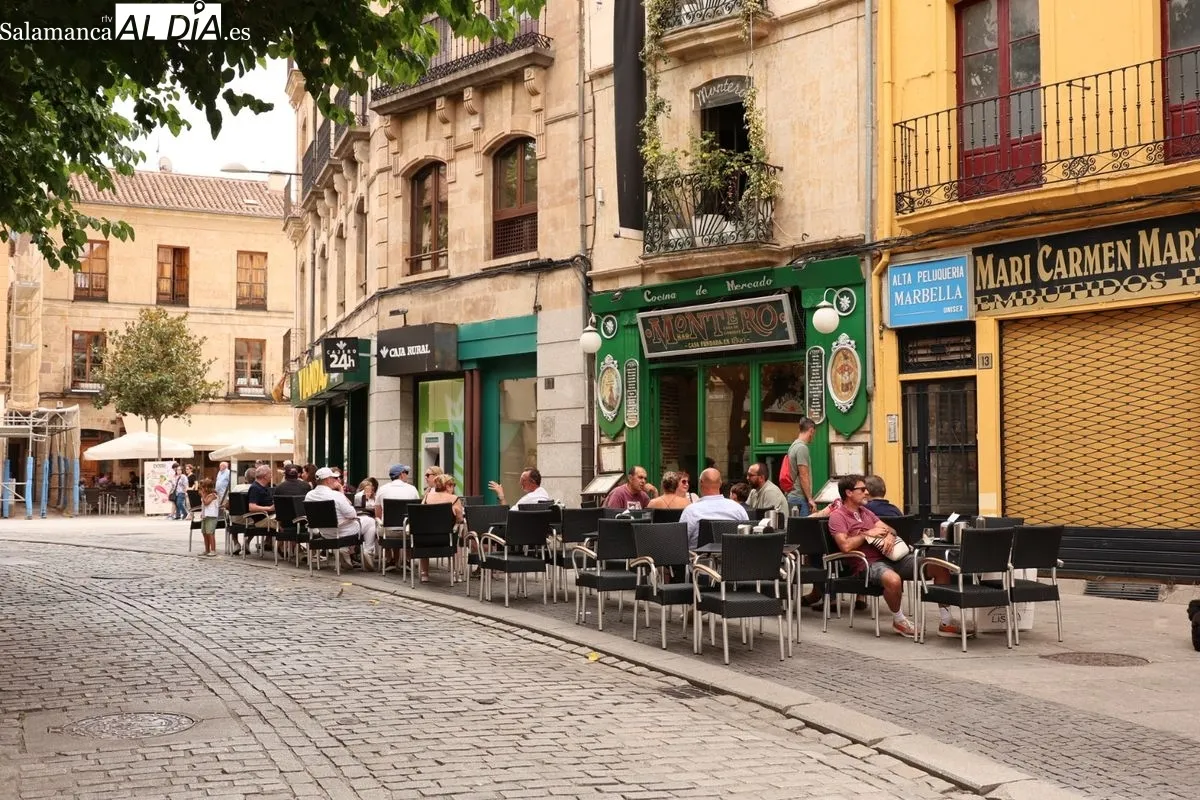 Ambiente en el centro de Salamanca al mediodía de este domingo. Fotos: David Sañudo