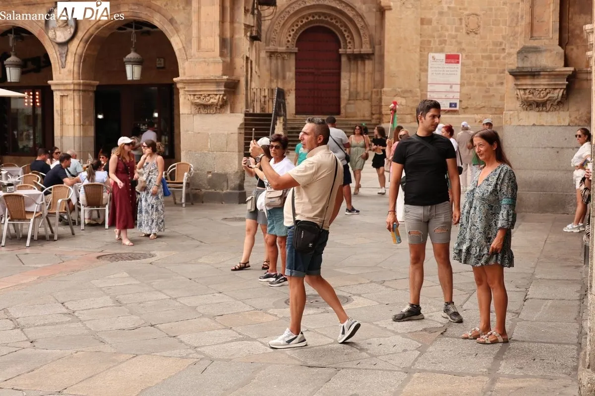 Ambiente en el centro de Salamanca al mediodía de este domingo. Fotos: David Sañudo