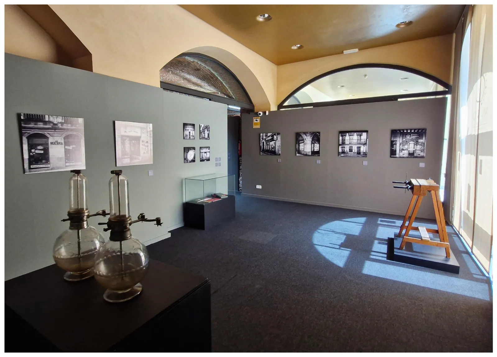 El alma de los 'Comercios con encanto' de Salamanca, inmortalizada en una exposición fotográfica