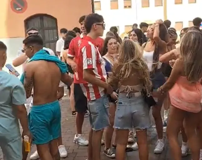 Foto 3 - Un par de fuertes chaparrones no frenan la musical tarde del Martes Mayor