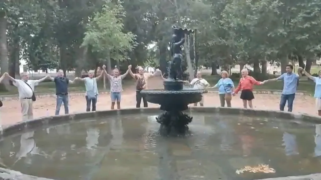 Foto 3 - Asenavis da un &lsquo;Abrazo al Agua&rsquo; en torno a la fuente de La Florida