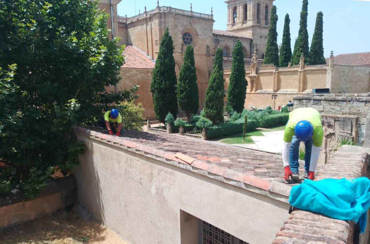 Revisadas las cubiertas de la sede de la AECC y de la sala multiusos José Ángel Gómez