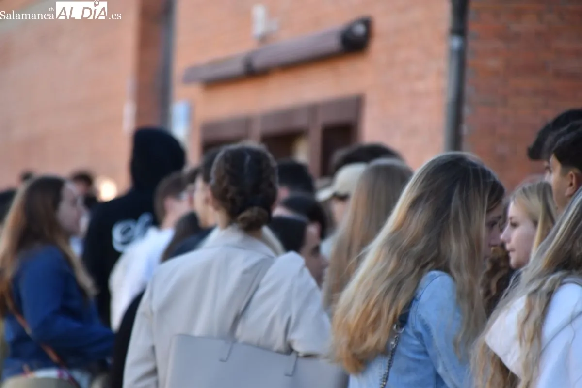 Colas en La Glorieta para la renovación y venta de nuevos abonos y entradas sueltas | FOTOS: Miguel González 