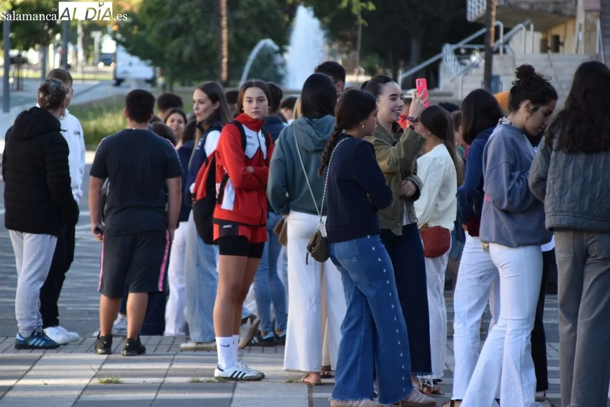 Colas en La Glorieta para la renovación y venta de nuevos abonos y entradas sueltas | FOTOS: Miguel González 