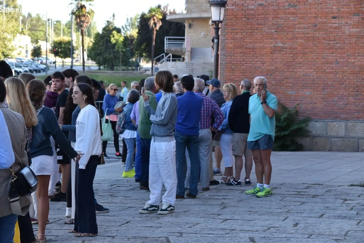 Colas en La Glorieta para la renovación y venta de nuevos abonos y entradas sueltas | FOTOS: Miguel González 