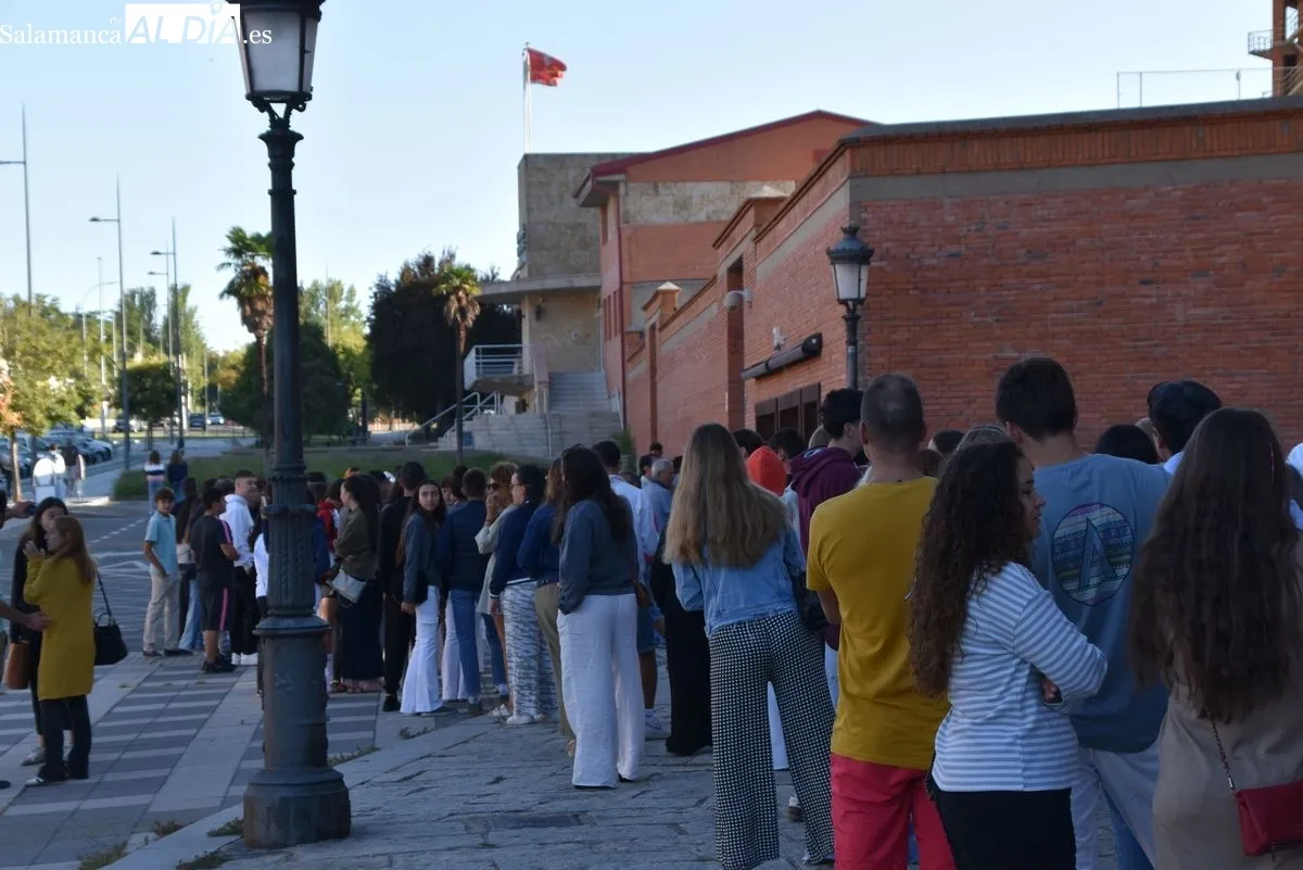 Colas en La Glorieta para la renovación y venta de nuevos abonos y entradas sueltas | FOTOS: Miguel González 