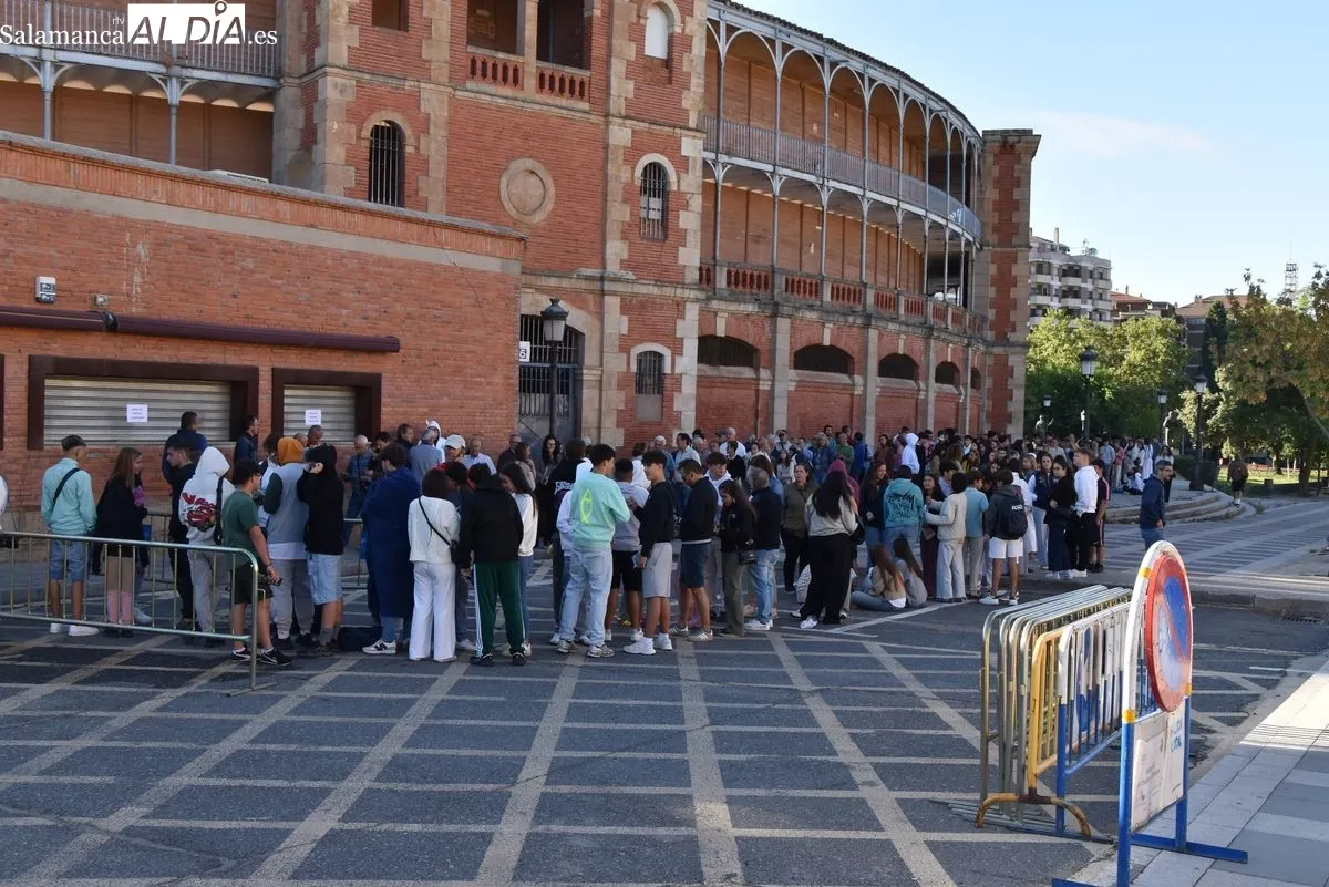Colas en La Glorieta para la renovación y venta de nuevos abonos y entradas sueltas | FOTOS: Miguel González 