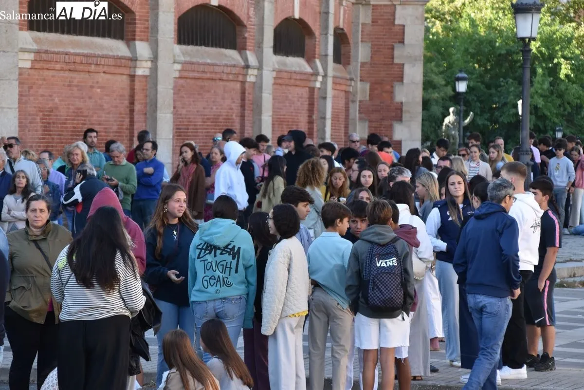 Colas en La Glorieta para la renovación y venta de nuevos abonos y entradas sueltas | FOTOS: Miguel González 