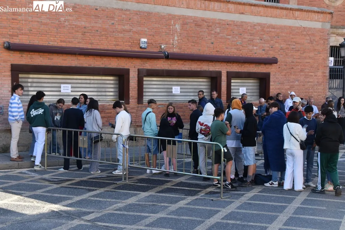 Colas en La Glorieta para la renovación y venta de nuevos abonos y entradas sueltas | FOTOS: Miguel González 
