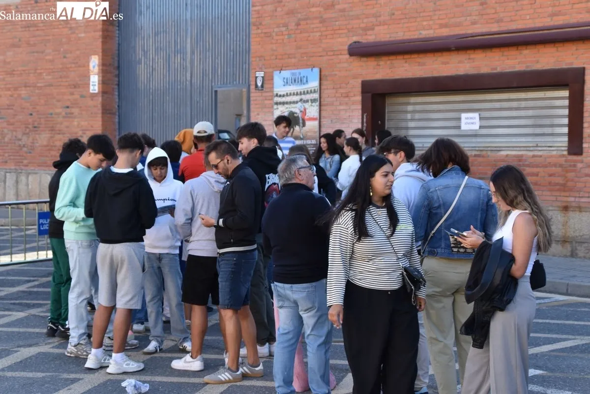 Colas en La Glorieta para la renovación y venta de nuevos abonos y entradas sueltas | FOTOS: Miguel González 
