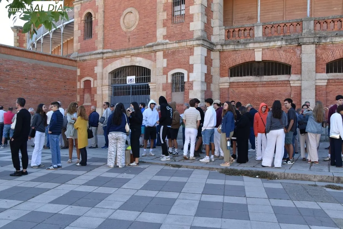 Colas en La Glorieta para la renovación y venta de nuevos abonos y entradas sueltas | FOTOS: Miguel González 
