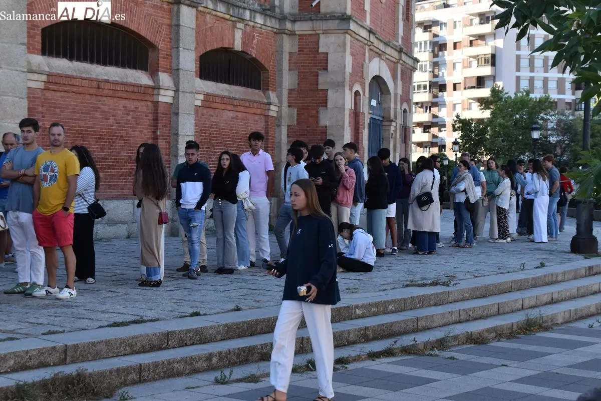 Colas en La Glorieta para la renovación y venta de nuevos abonos y entradas sueltas | FOTOS: Miguel González 