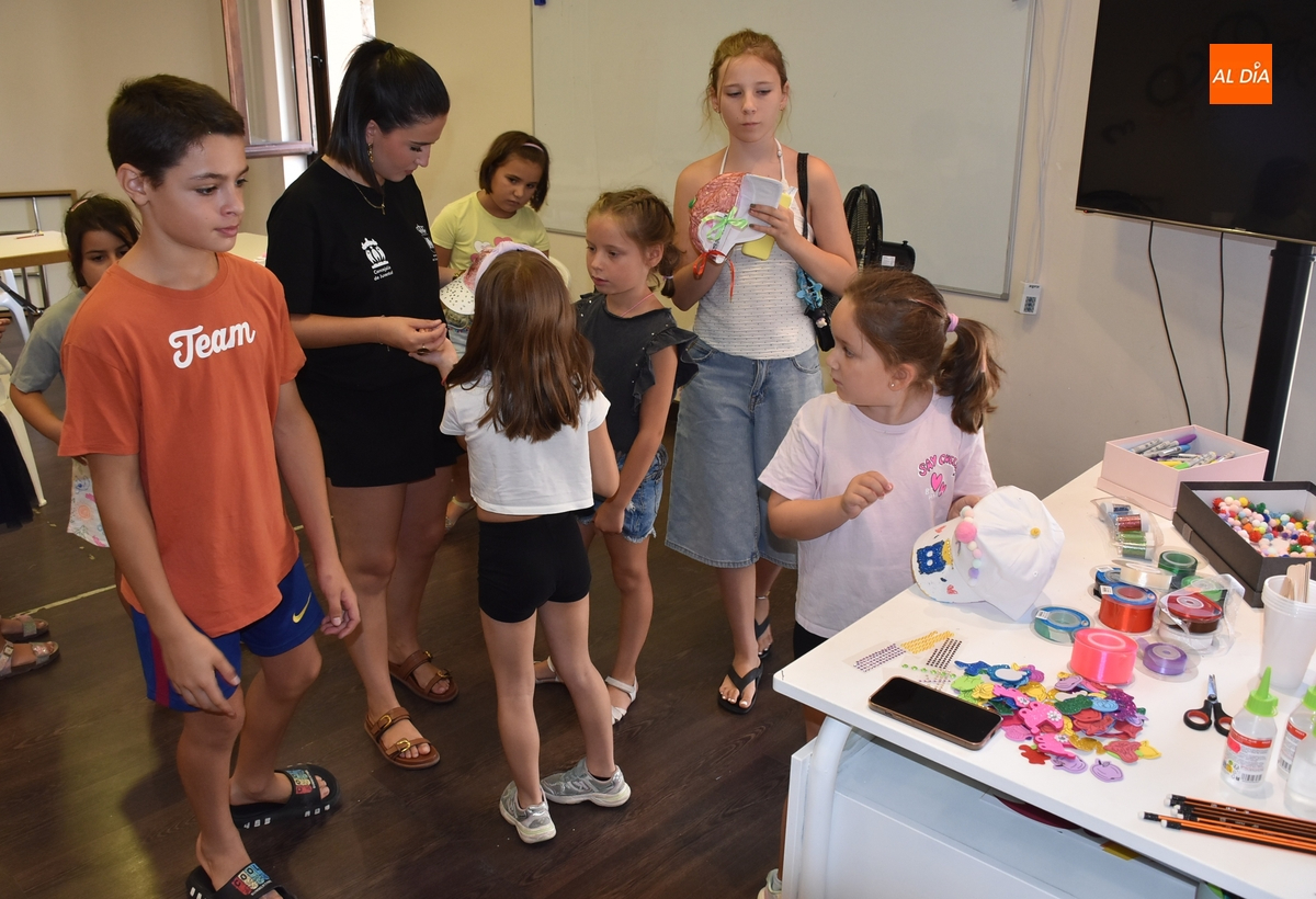 Un grupo de veinte chavales customiza gorras a su gusto