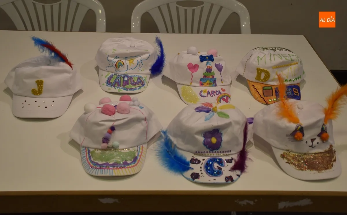 Foto 5 - Un grupo de veinte chavales customiza gorras a su gusto